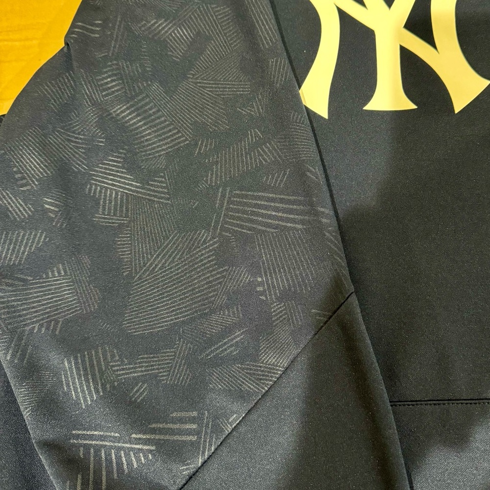 Men’s XXL New York Yankees pullover hoodie - Picture 4 of 7
